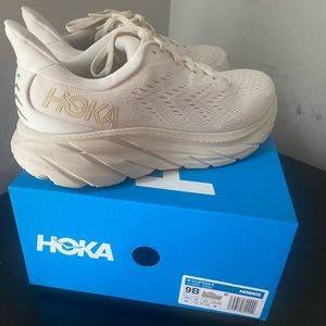 Hoka Women's CLIFTON SIZE 9 eggnog/shifting sand